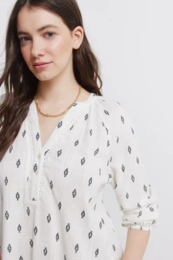 Blouse brod&eacute;e en dentelle