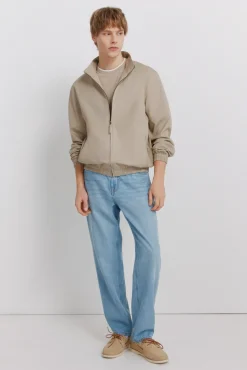 Jeans ultra l&eacute;gers lavage moyen coupe droite