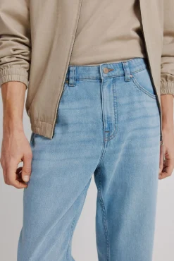 Jeans ultra l&eacute;gers lavage moyen coupe droite