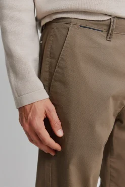 Pantalon chino micro-imprim&eacute; coupe slim