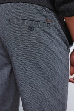 Pantalon slim fit structur&eacute;