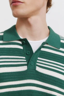 Polo en maille structur&eacute;e &agrave; rayures