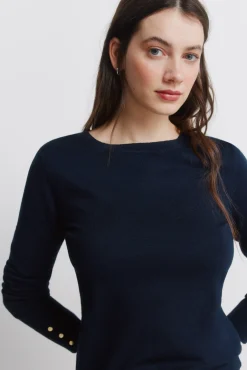 Pull fin boutons poignets