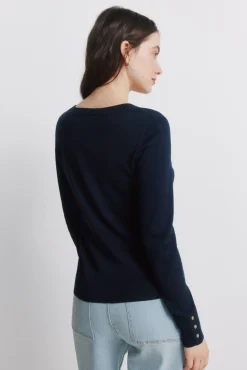 Pull fin boutons poignets
