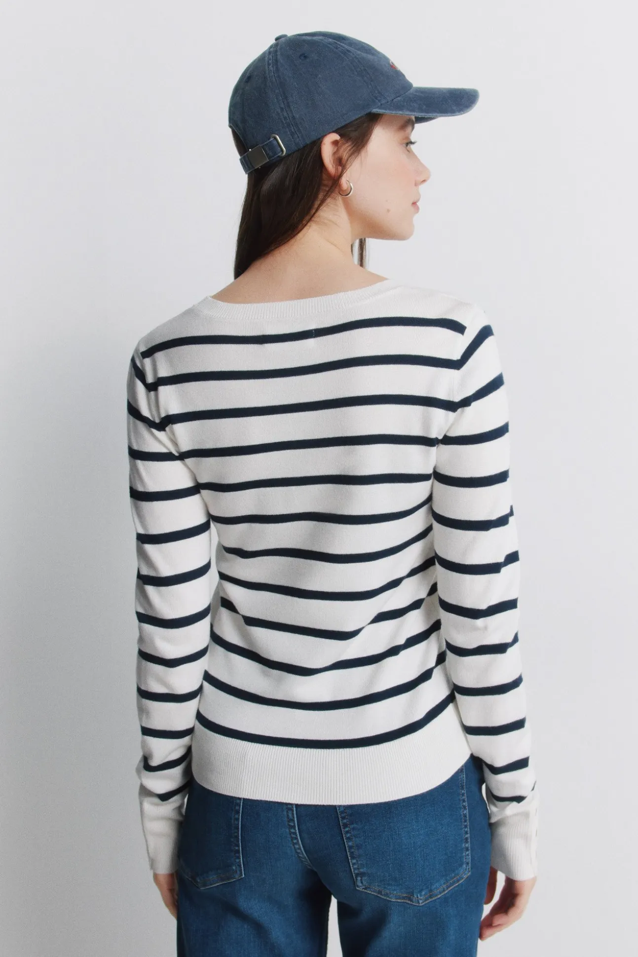 Pull fin boutons poignets