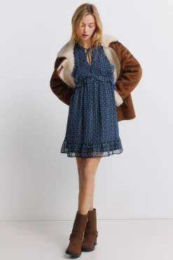 Robe courte &agrave; manches longues &agrave; volants
