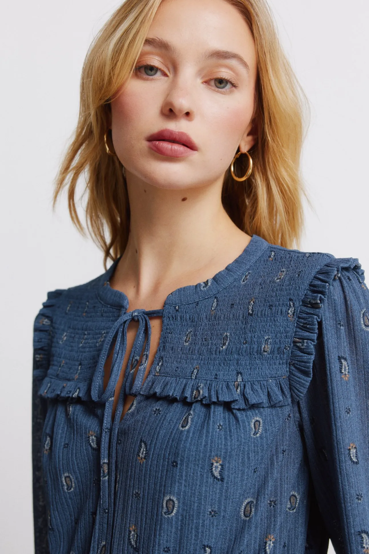 Robe courte à manches longues à volants