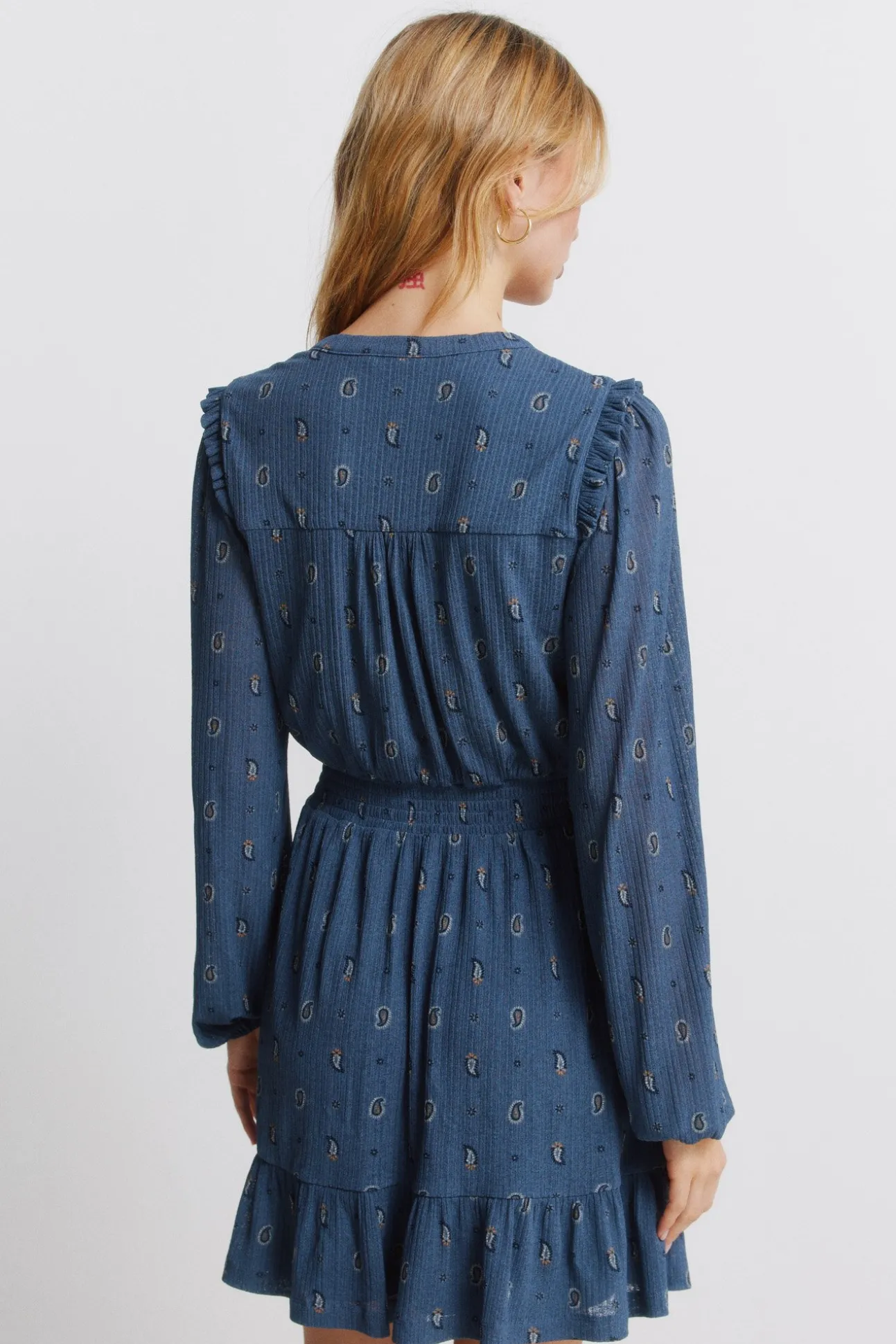 Robe courte à manches longues à volants