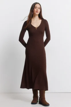 Robe midi &agrave; d&eacute;collet&eacute; perle