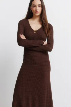Robe midi à décolleté perle