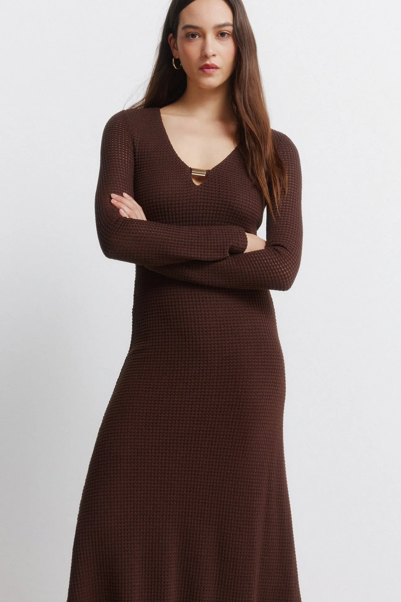 Robe midi à décolleté perle