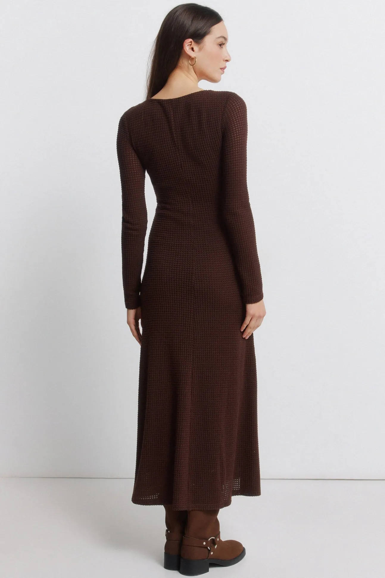 Robe midi à décolleté perle