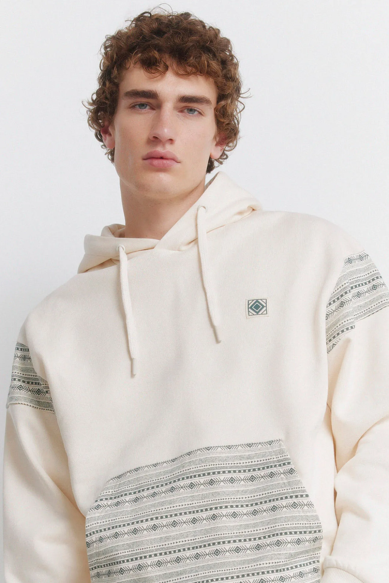 Sweat-shirt à capuche poche ethnique