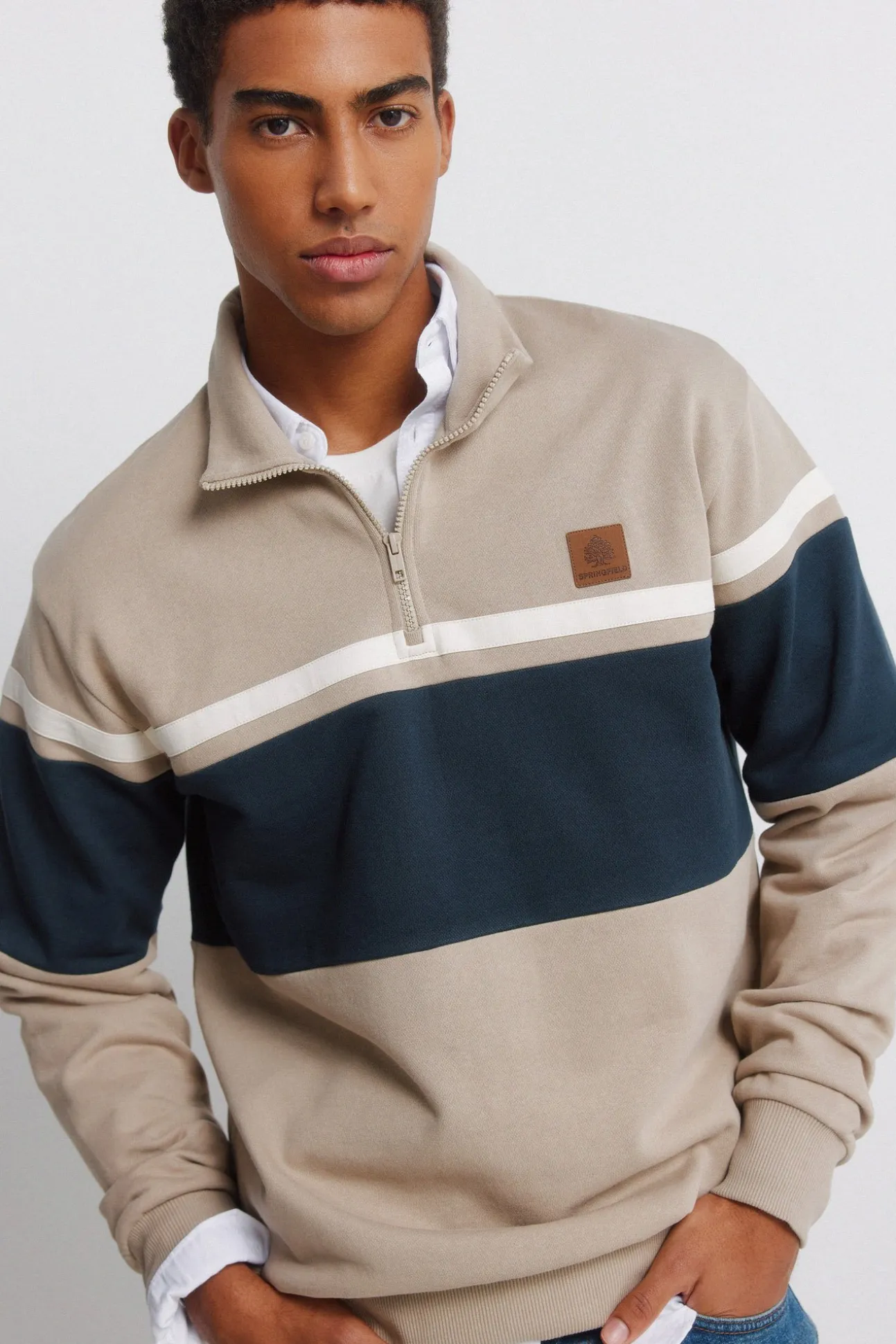 Sweat-shirt à fermeture à découpes
