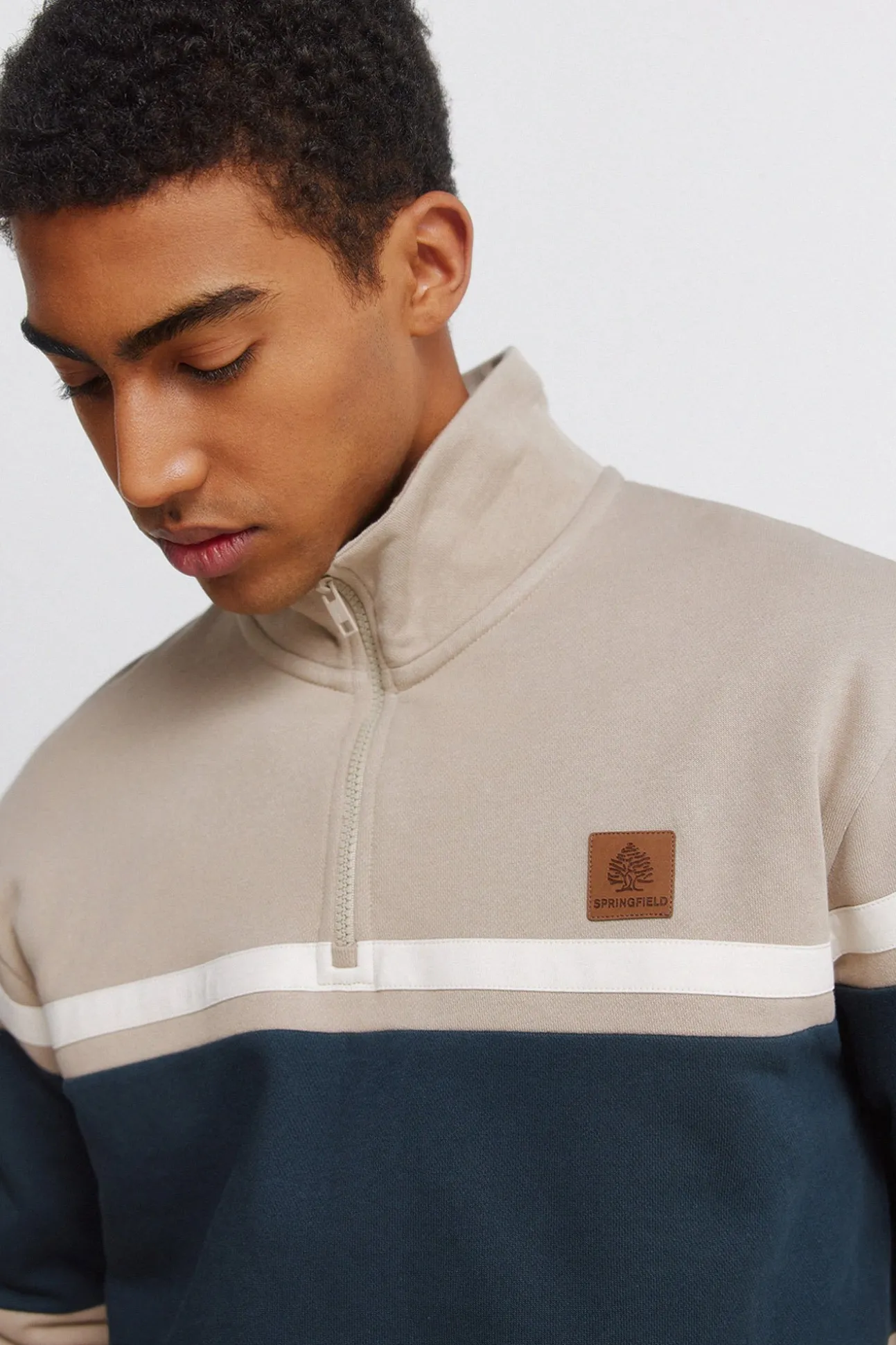 Sweat-shirt à fermeture à découpes
