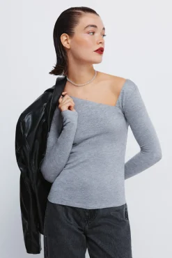 T-shirt à décolleté asymétrique