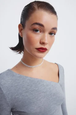 T-shirt &agrave; d&eacute;collet&eacute; asym&eacute;trique