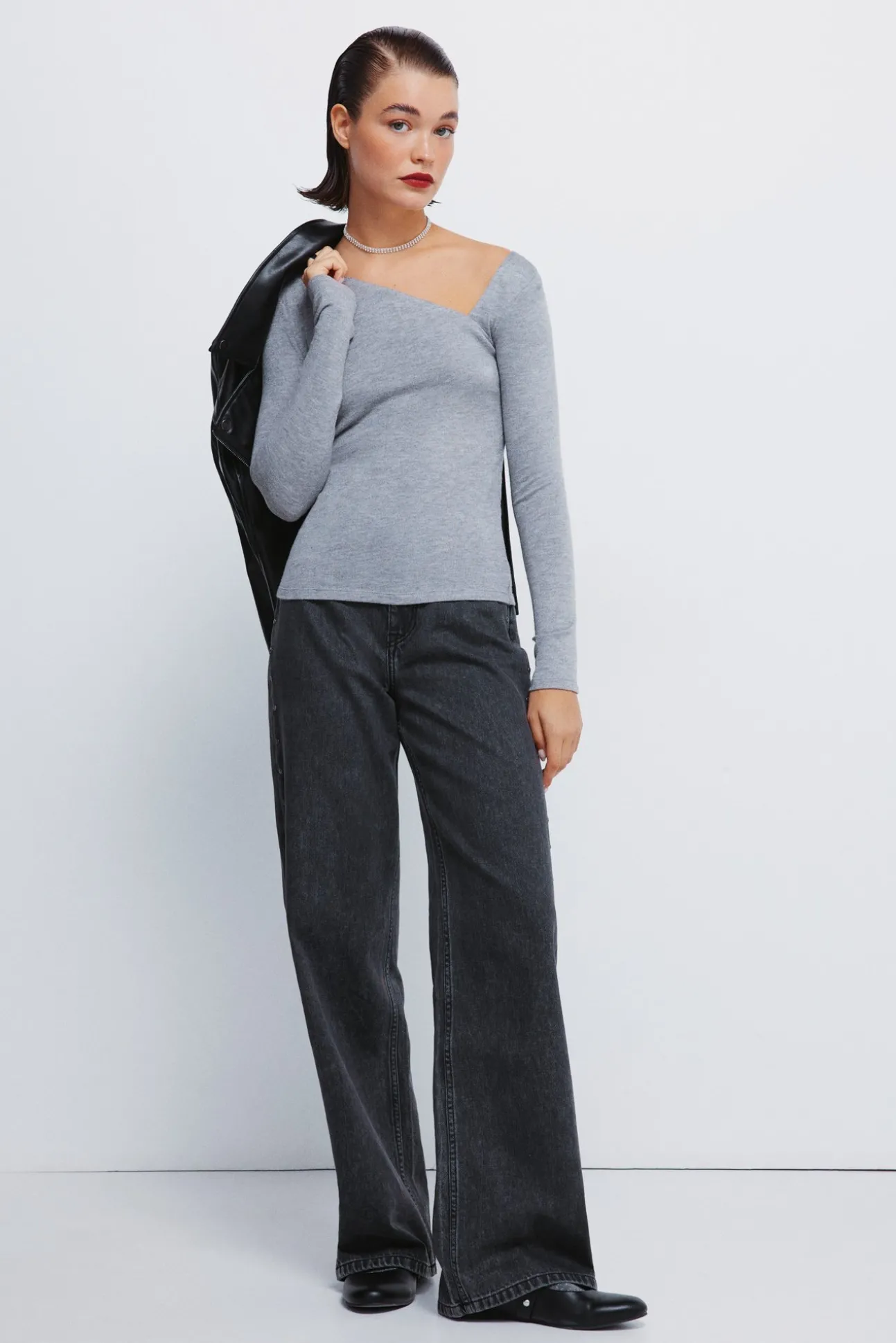 T-shirt à décolleté asymétrique