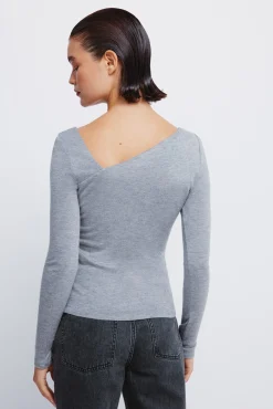 T-shirt à décolleté asymétrique