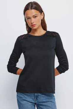 T-shirt &agrave; &eacute;paules en crochet
