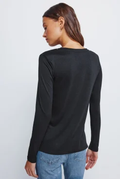 T-shirt &agrave; &eacute;paules en crochet