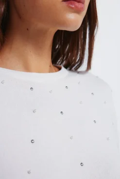 T-shirt clout&eacute; positionn&eacute;