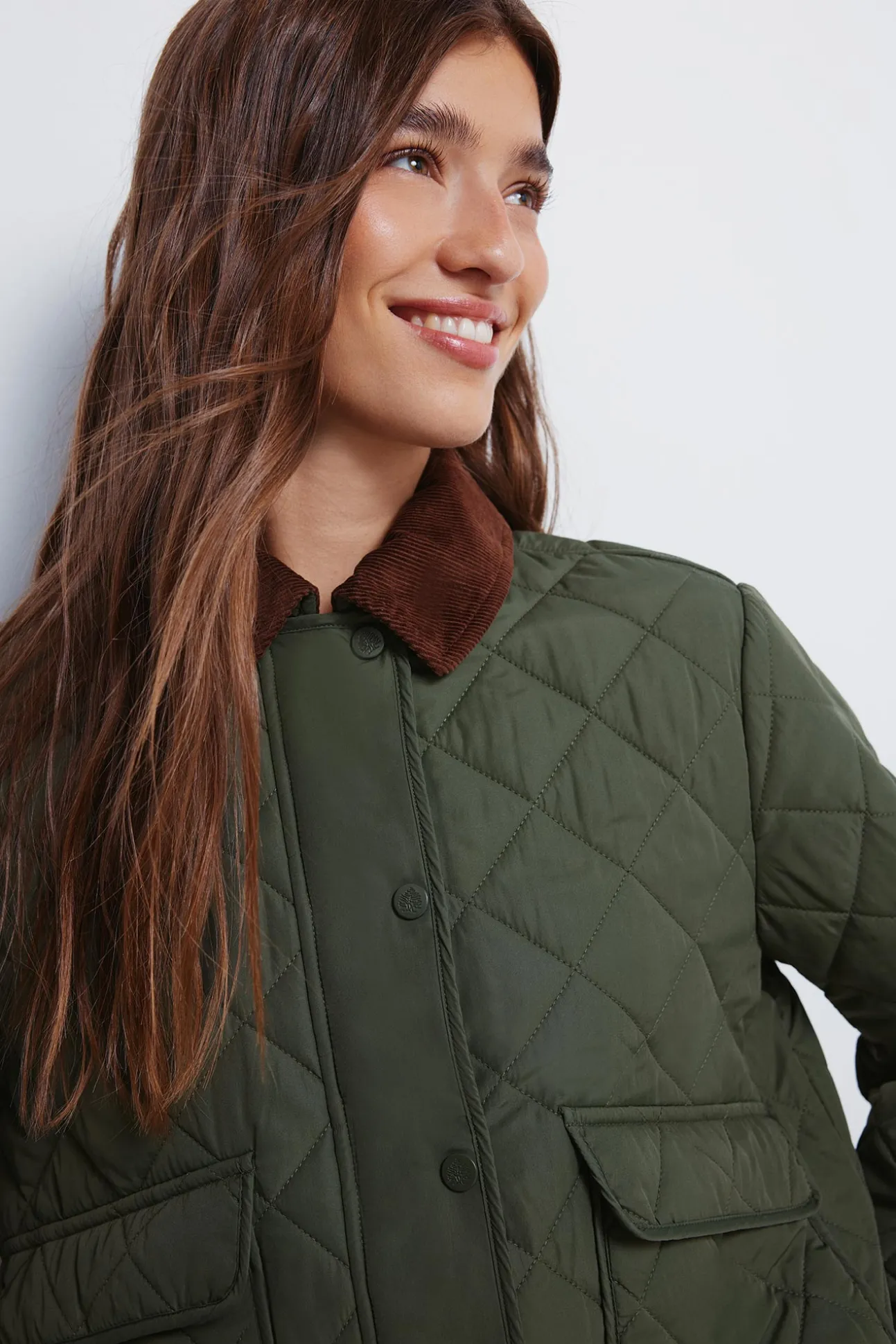 Veste courte matelassée avec col en velours côtelé