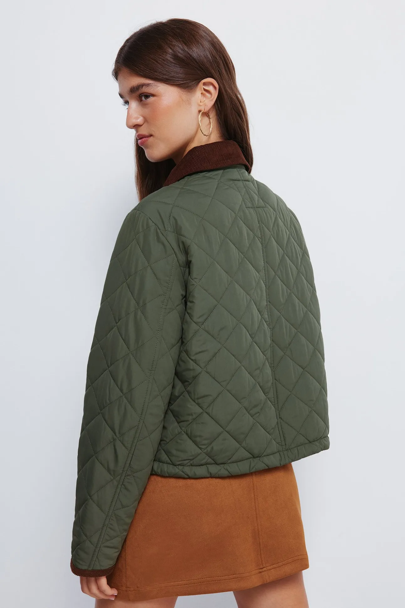 Veste courte matelassée avec col en velours côtelé